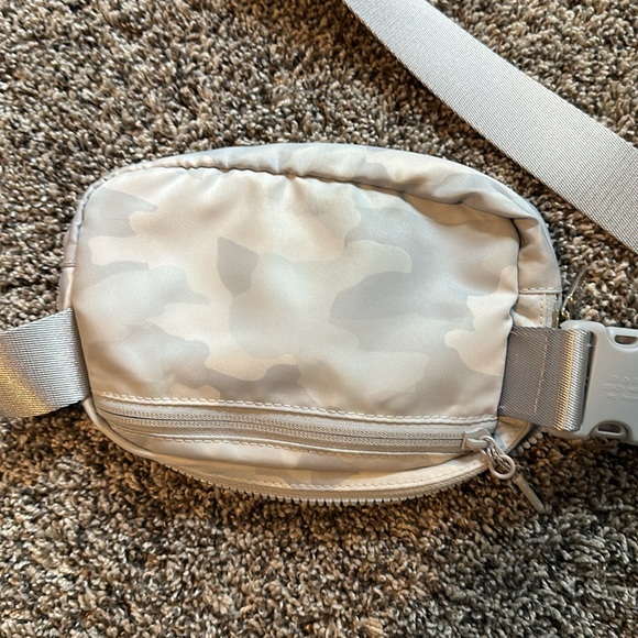 Lululemon everywhere belt bag white/grey camo - Picture 2 of 3